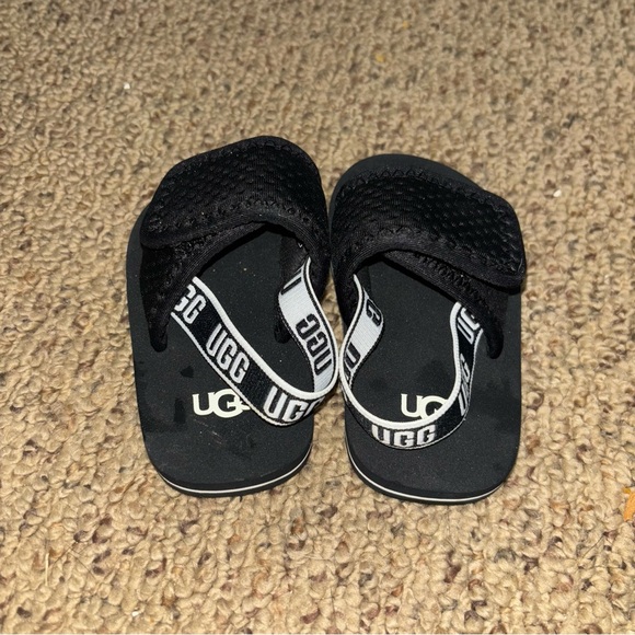UGG Infant Black Sandals Size 2/3 - Picture 2 of 5